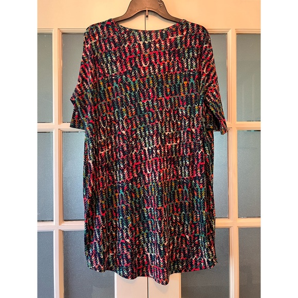 ✨EUC✨ LULAROE IRMA TOP (SLINKY MATERIAL) 💖💚 - Picture 2 of 4